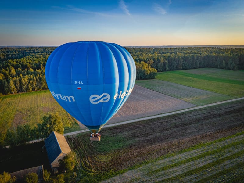 Balon na ogrzane powietrze nad polami pod Białymstokiem