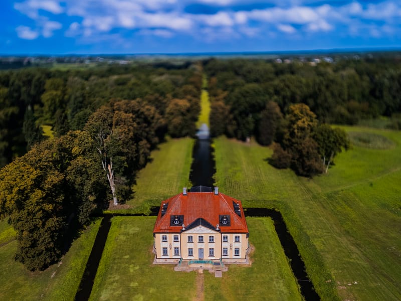 Pałac Branickich w Choroszczy pośrodku parku, widok z lotu ptaka