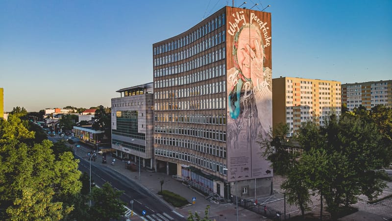 Mural z Babcią Eugenią na ścianie białostockiego wieżowca, widok z lotu ptaka