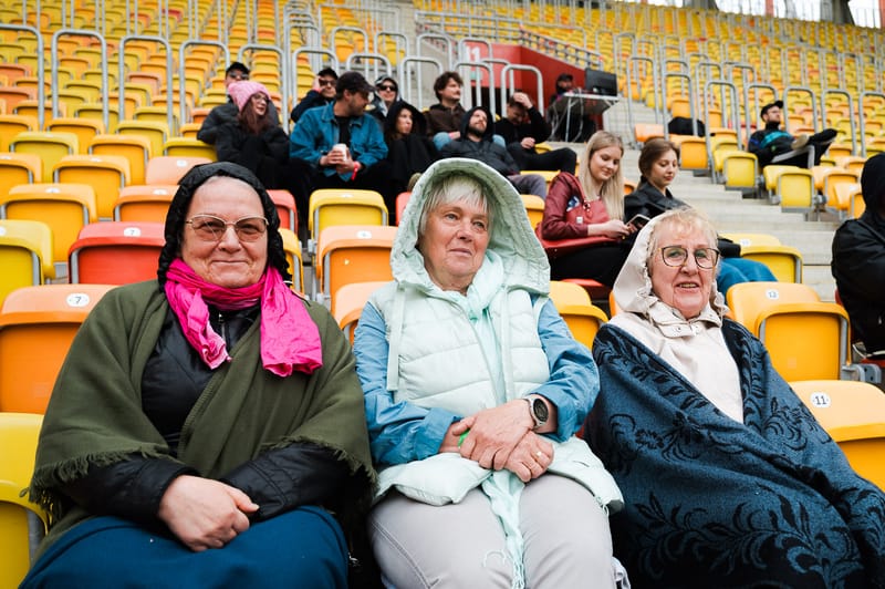 Trzy starsze kobiety na trybunach podczas Stadionu Ambientu
